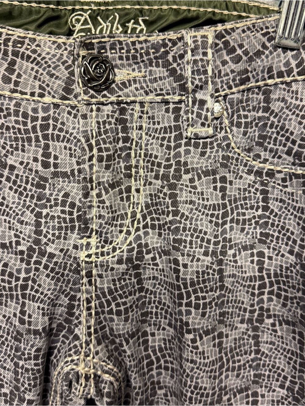 Adiktd Jeans Size 4/32 Short Straight Leg Rhinestone Pockets Snake Pattern Gray - Picture 6 of 11